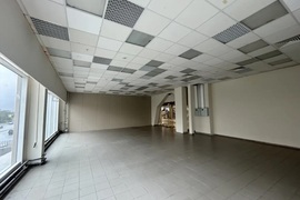 Помещение 136,4 м² под магазин, шоуру...